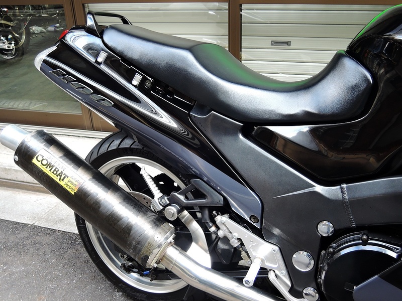 ZZ-R1100 サイドカウル 黒 55027-1136 カワサキ 純正  バイク 部品 1999年式外し ZXT10D-060*** コケキズ無し 割れ欠け無し そのまま使える 車検 Genuine:22157594